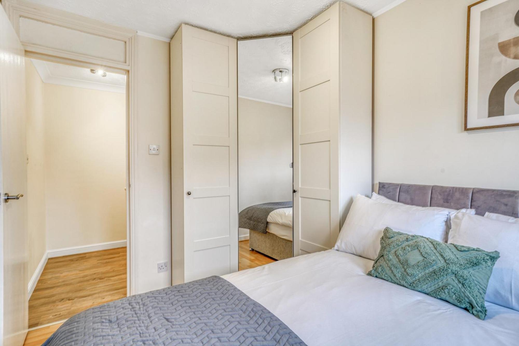 Executive 4 Bedroom Town House In Canada Water Free Wifi & Parking By City Stay Aparts Лондон Екстериор снимка